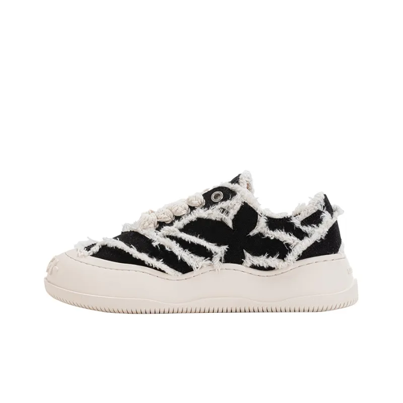 LUCKISLE Step By Step Lotus Lucky Shoes Low-Top Canvas Shoes Unisex Dopamine Dressing Black White-0