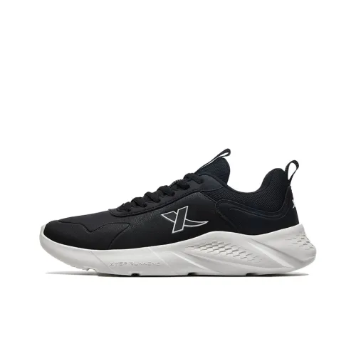 XTEP Cushioned Anti Slip And Wear Resistant Warm Low Top Casual Running Shoes Men's Black White