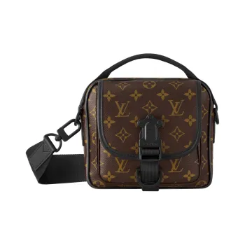 LOUIS VUITTON Quest Messenger