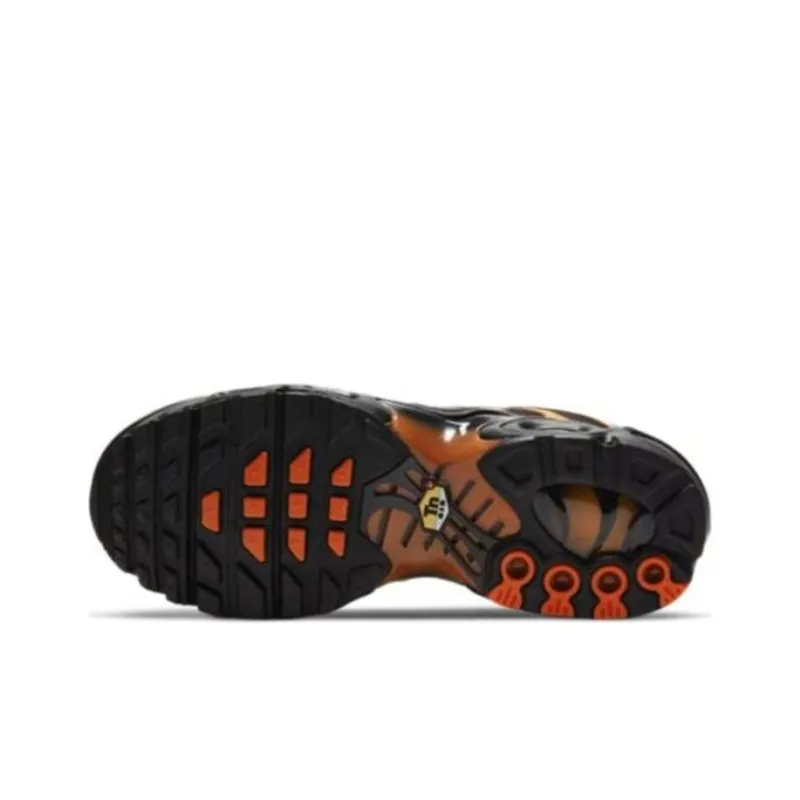 Nike Air Max Plus 'Black Team Orange' Gs-4