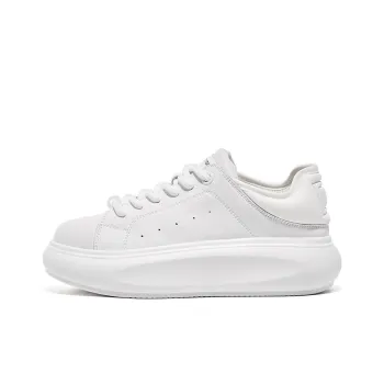 A Poinsettia Princess Slip-Resistant Low-Top Skateboard Shoes Women's