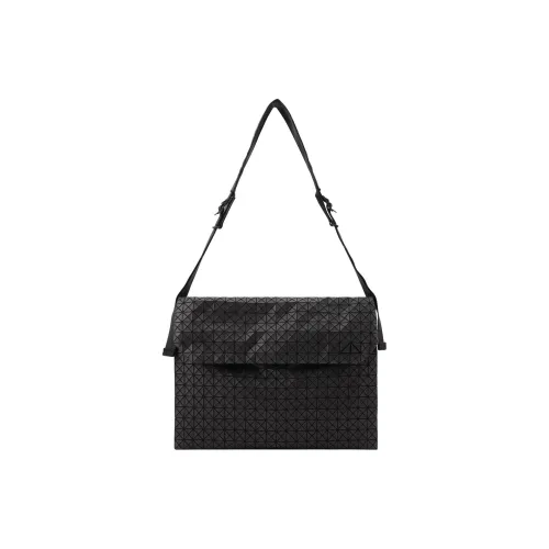 ISSEY MIYAKE Kuro Shoulder Bags