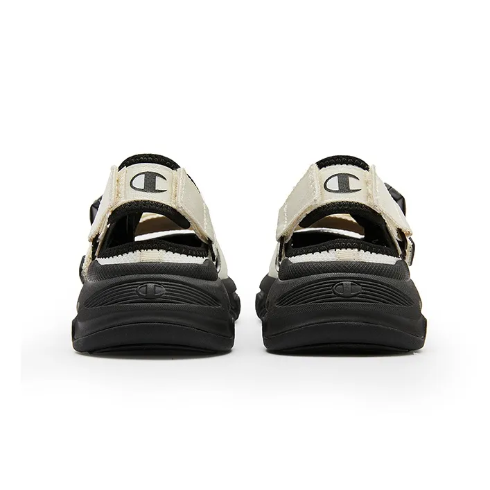 Stand out from the rest of the crowd wearing the Tommy Hilfiger® Kids Iconic Court sneakers