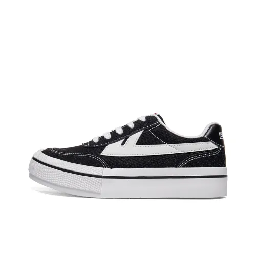 Warrior Students Casual Canvas Shoes Wear resistant And Lightweight Low Top Skateboard Shoes Women's Black White