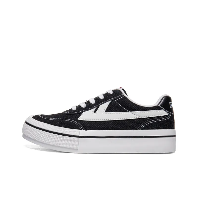 Warrior Students Casual Canvas Shoes Wear resistant And Lightweight Low Top Skateboard Shoes Women's Black White-0