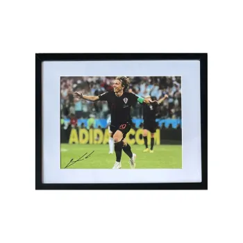 EM Luka Modrić Handwritten Signature Croatia Photo Includes Certification Certificate, Outer Frame Size 38.6x48.6cm