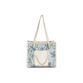 Meow in the grass Shoulder Bags