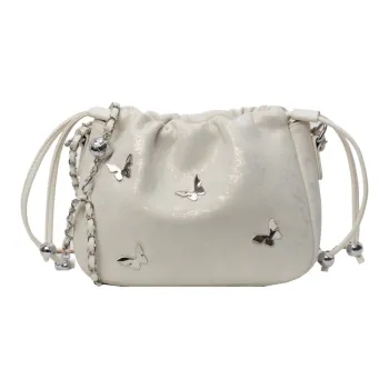 Meow in the grass Shoulder Bags