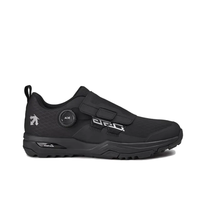 DESCENTE Enerzite Slip Resistant, Waterproof, And Breathable Low Top Golf Shoes Men's Black-1