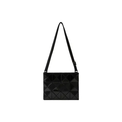 ISSEY MIYAKE Shoulder Bags