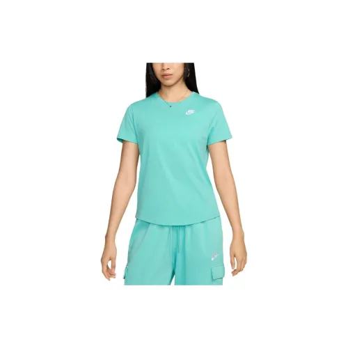 Nike Sportswear Club T-Shirts Women's Frost Green