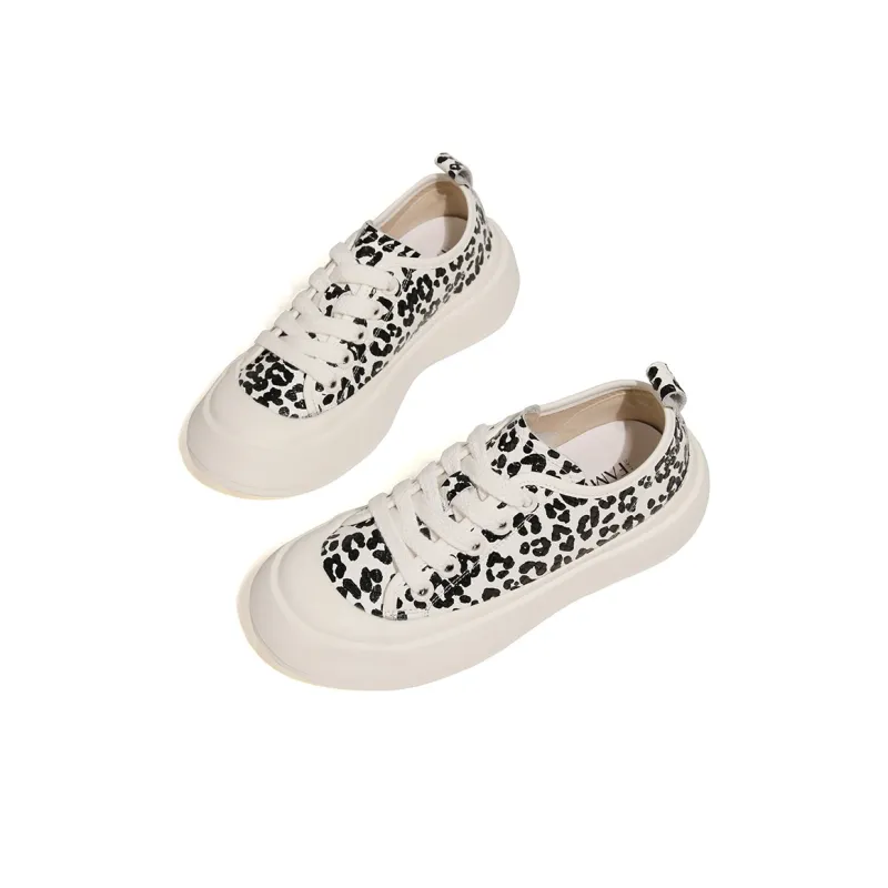 XIAOFAMIAO Anti Slip Wear Resistant Low Top Skateboard Shoes Women's Black White-1