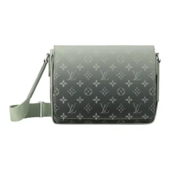 LOUIS VUITTON District Pm