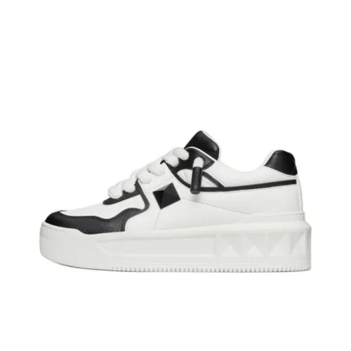 Valentino ONE STUD XL Low Top Skateboard Shoes Women's White Black