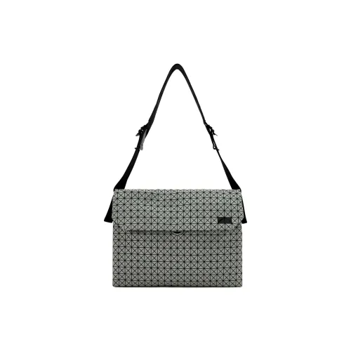 ISSEY MIYAKE Kuro Shoulder Bags