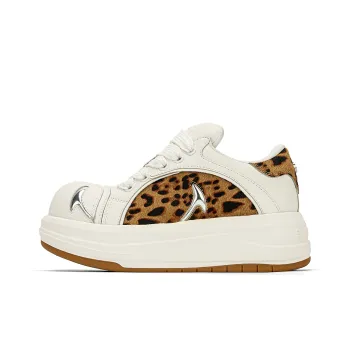 SMILEY White Whale Series Low Top Skateboard Shoes Women's