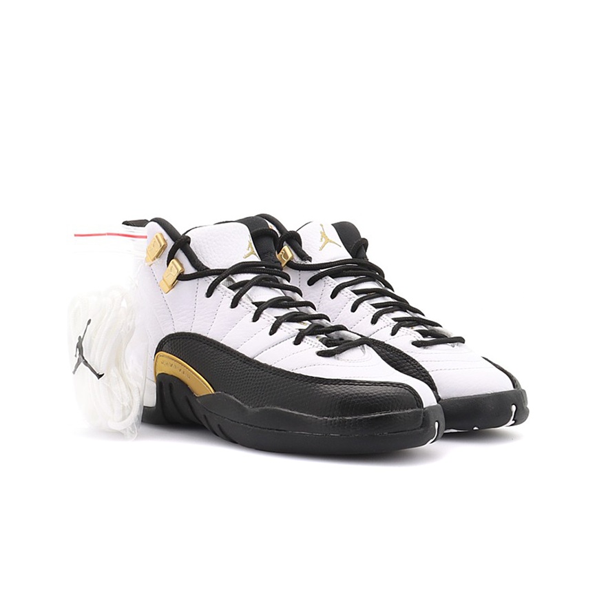 Store Jordan 12 royalty size 4.5y