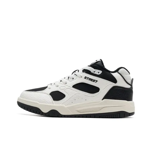 XTEP Warm Slip Resistant Mid Top Skateboard Shoes Women's White Black