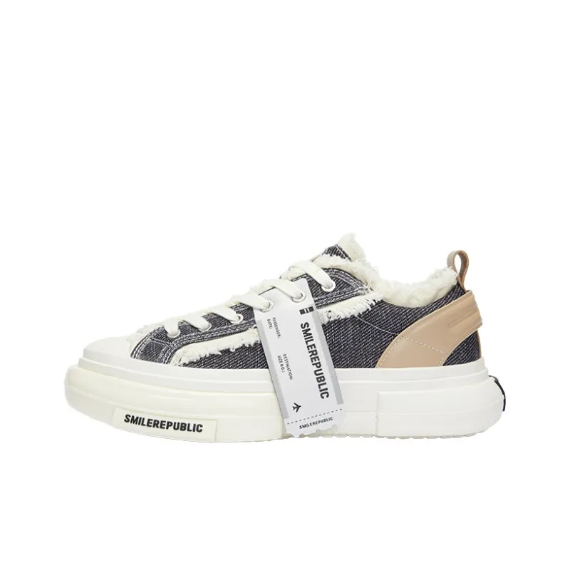 SMILEREPUBLIC Wear-Resistant Height Increasing Low-Top Canvas Shoes Unisex Black-0