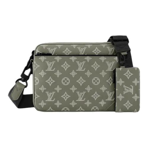LOUIS VUITTON Trio Messenger