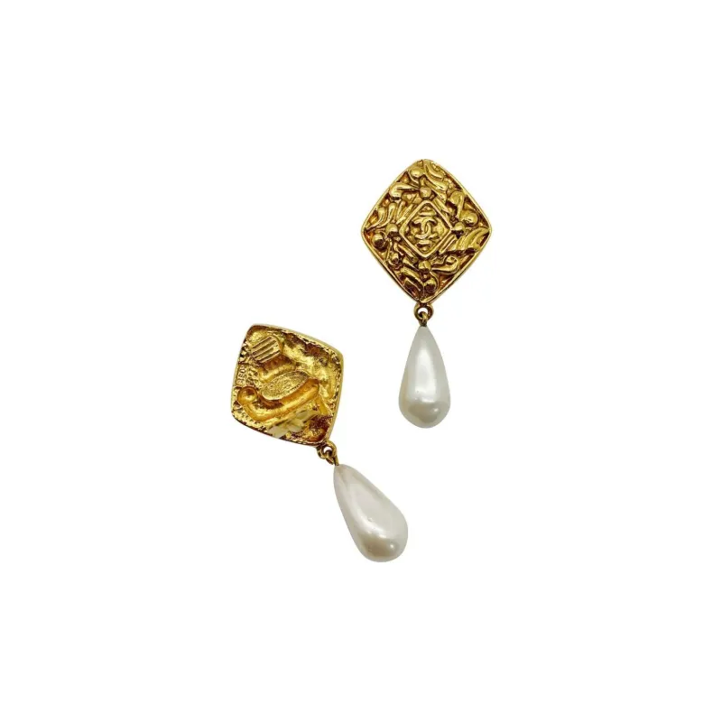 CHANEL Pearl Lozenge Cc Drop Earrings 1980s-2
