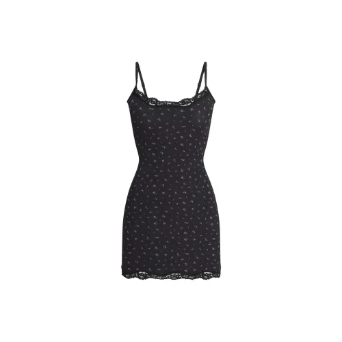 SKIMS FW24 FITS EVERYBODY LACE SLIP DRESS Slip Dresses Women's ONYX ROSEBUD PRINT/Agate Rose Lily Print