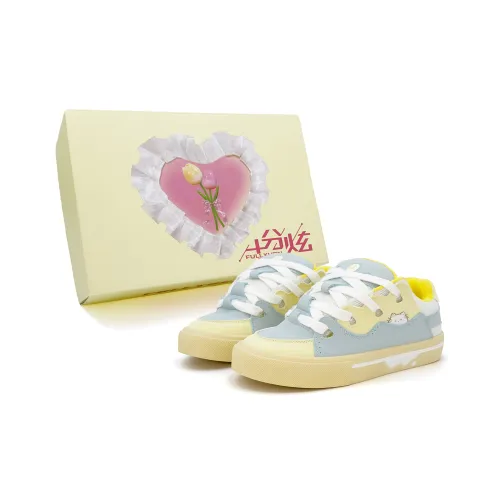 FULLXUAN Niche Cute Little Cat Students' Party Versatile Low Top Skateboard Shoes Women's