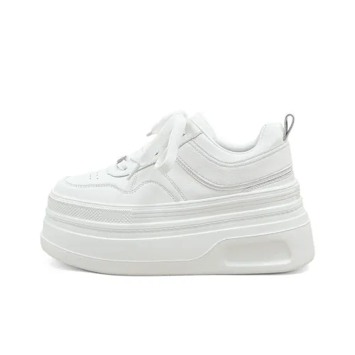 A Poinsettia Princess Warm Anti-Slip And Wear-Resistant Low-Top Skateboard Shoes Women's