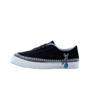 IT'S WEIRD Lightweight Anti Slip Low Top Skateboard Shoes Unisex Black