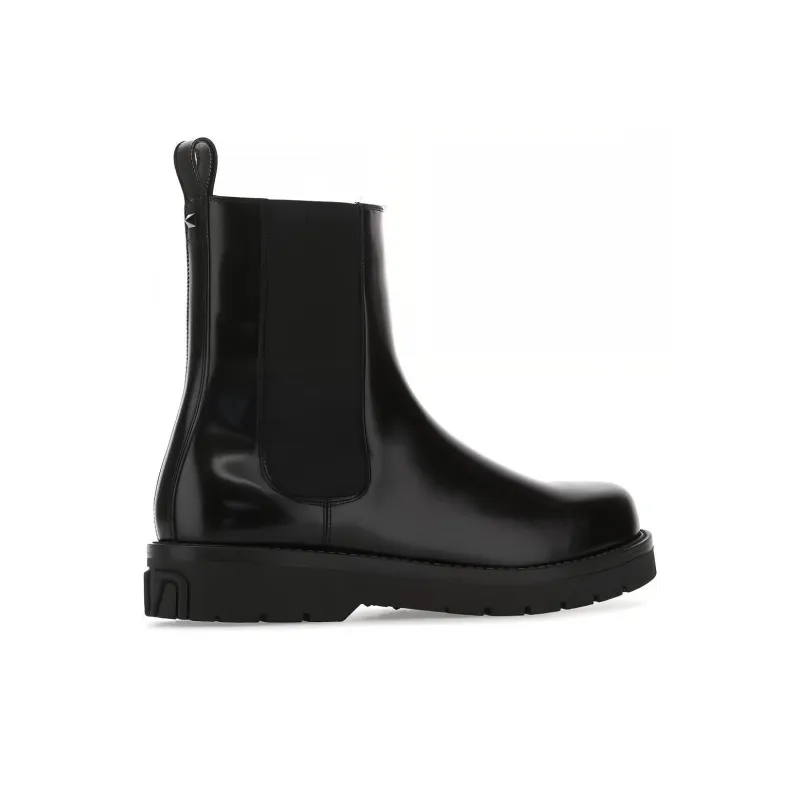 Valentino Garavani Rockstud Round Toe Chelsea Boots-3
