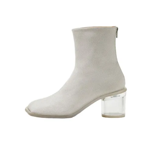 Take out your kids happy side as they step out wearing PUMA® Kids Future Rider Smileyworld shoes