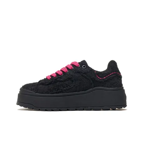 WANDER AROUND Slip Resistant Height Increasing Low Top Skateboard Shoes Women's Black