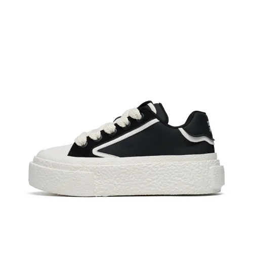 TRUMPPIPE Low Top Skateboard Shoes Unisex White Black