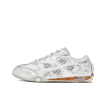 ON MAX Abrasion Resistant, Lightweight, And Breathable Low Top Training Shoes Women's Silver