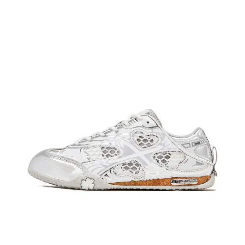 ON MAX Abrasion Resistant, Lightweight, And Breathable Low Top Training Shoes Women's Silver