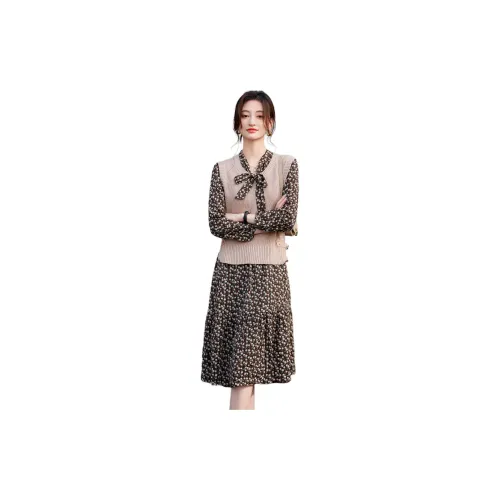 Like The Age Of Water Long Sleeved Dresses Women's Apricot