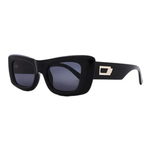 It's easy to remain mysterious in the ® GU7410 sunglasses