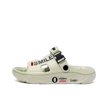 Budding Bear Beach Sandals Unisex