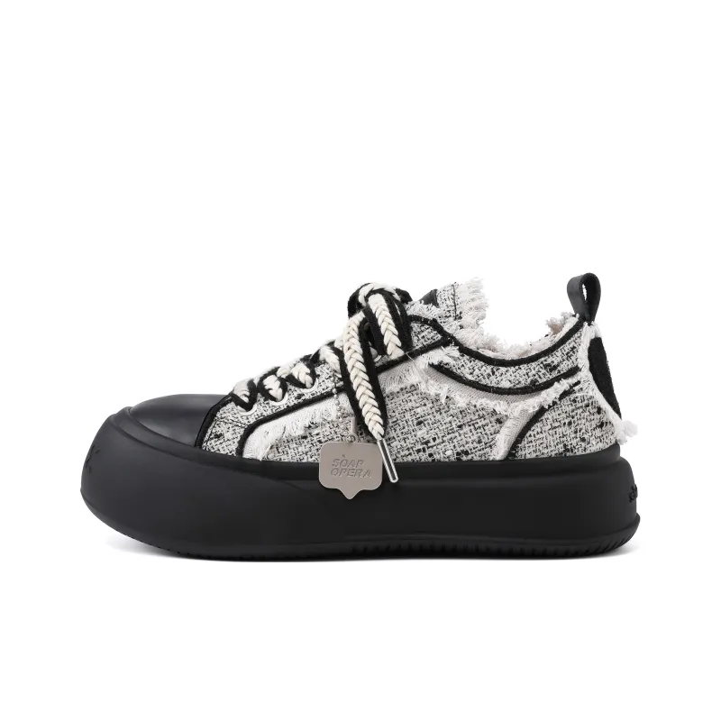 SOAP OPERA Basic Collection Anti Slip And Wear Resistant Height Increasing Low Top Canvas Shoes Unisex Black White-1