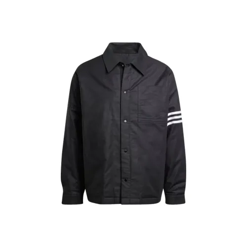 Ce modèle possède 5 poches tout comme la version jean long