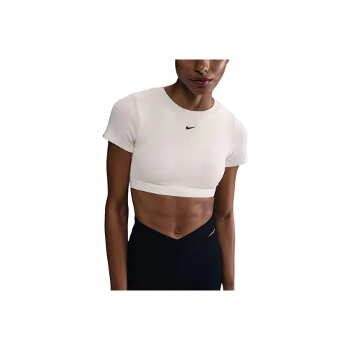 Nike Sportswear Classic Women's Light Support Baby Tee Bra