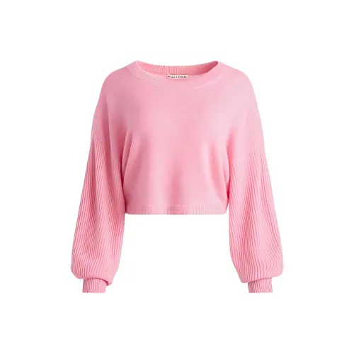 Complete your casual look with the Varsity Arch T-shirt