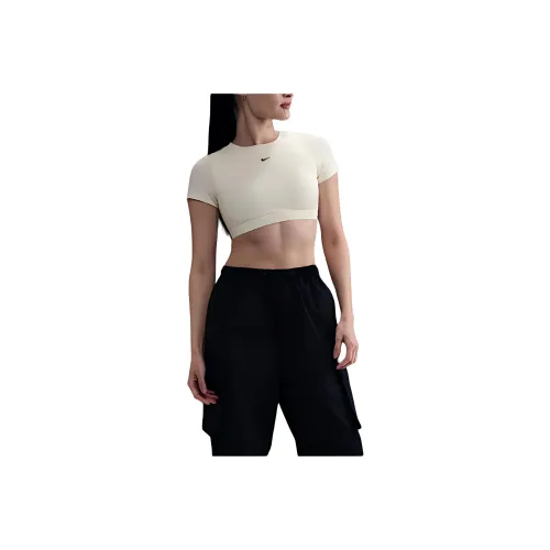 nike phelon Clothing T Shirts Women's Beige