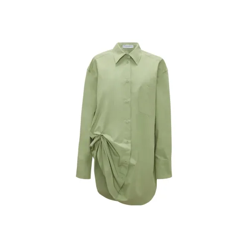Pullover construct with a classic crew neckline