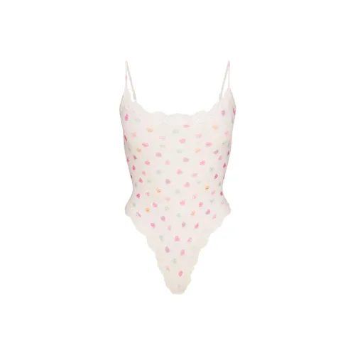 SKIMS SS25 FITS EVERYBODY LACE CAMI BODYSUIT Bodysuits Women's MARBLE CANDY HEART PRINT/Marble Candy Heart Print