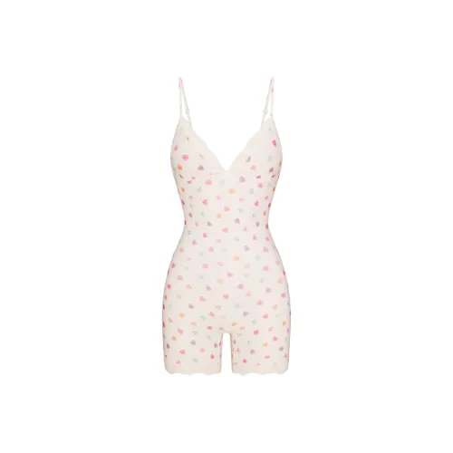 SKIMS Valentine's Day Collection SS25 FITS EVERYBODY LACE TRIANGLE ONESIE Jumpsuit Women's MARBLE CANDY HEART PRINT/