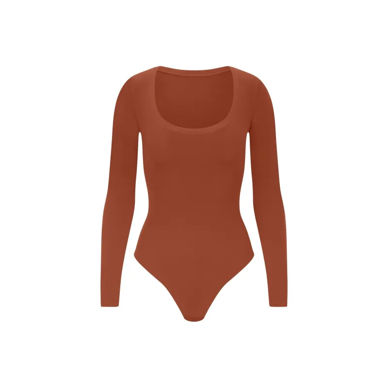 SKIMS FW24 FITS EVERYBODY LONG SLEEVE SCOOP BODYSUIT Bodysuits Women's SAFFRON/Saffron-0