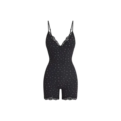 SKIMS FW24 FITS EVERYBODY LACE TRIANGLE ONESIE Bodysuits Women's ONYX ROSEBUD PRINT/Agate Rose Lily Print