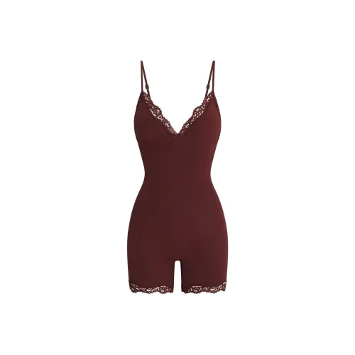 SKIMS FW24 FITS EVERYBODY LACE TRIANGLE ONESIE Bodysuits Women's OXBLOOD/Ox Blood Color