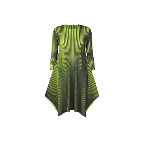 PLEATS PLEASE ISSEY MIYAKE Long Sleeved Dresses Women's Green